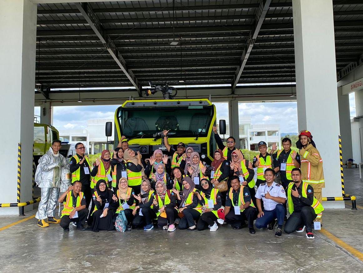 Civitas Akademika STTKD bersama Petugas Airport Rescue and Fire Fighting (ARFF)