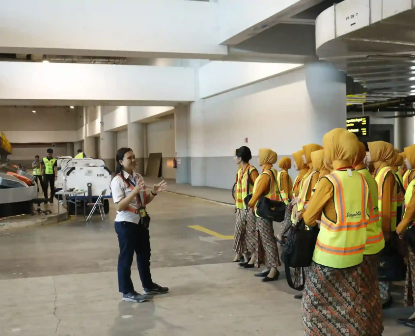 Taruna D3 Manajemen Transportasi STTKD kunjungi bandara YIA