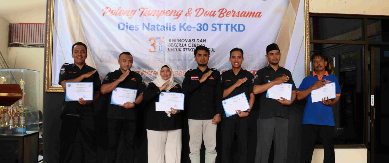 STTKD Beri Penghargaan Karyawan dan Dosen Terbaik