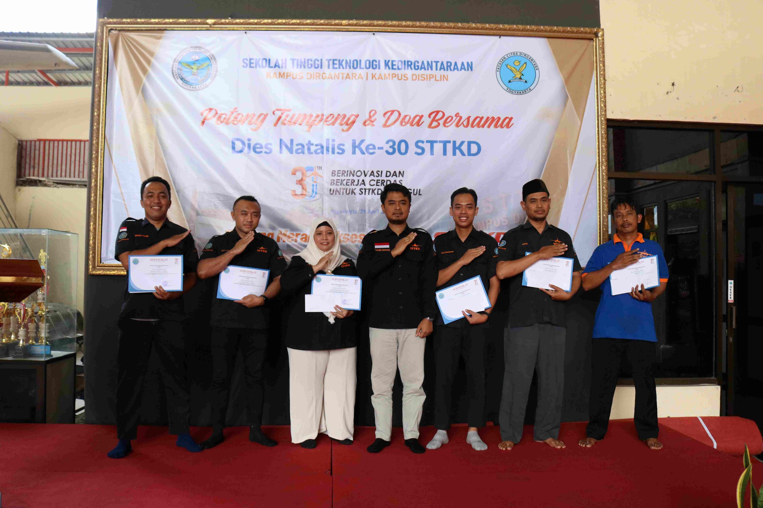 STTKD Beri Penghargaan Karyawan dan Dosen Terbaik