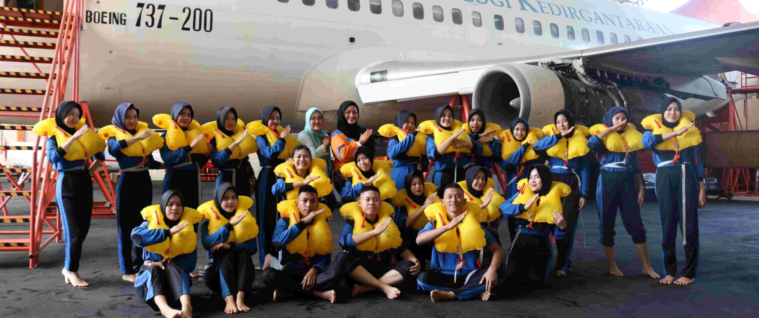 STTKD Lakukan Pengenalan dan Simulasi Pendaratan Darurat Wet Drill pada Siswa PKL