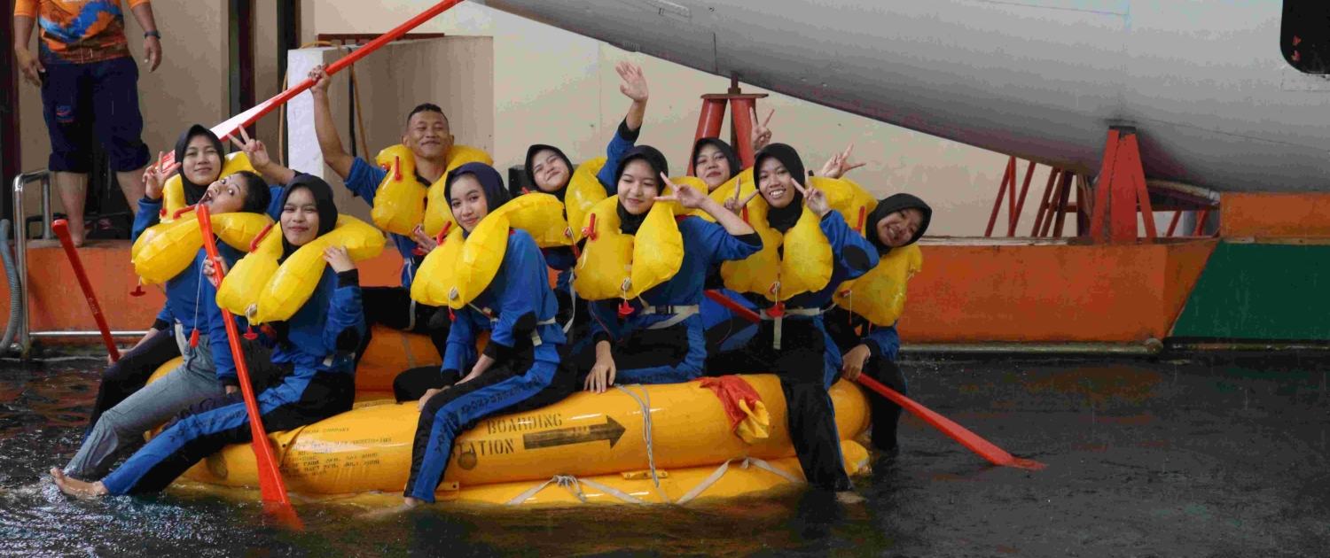 STTKD Lakukan Pengenalan dan Simulasi Pendaratan Darurat Wet Drill pada Siswa PKL